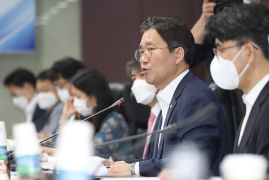 성윤모 산업통상자원부 장관이 12일 서울 종로구 서린동 한국무역보험공사에서 열린 제20차 에너지위원회에서 인사말을 하고 있다.   연합뉴스